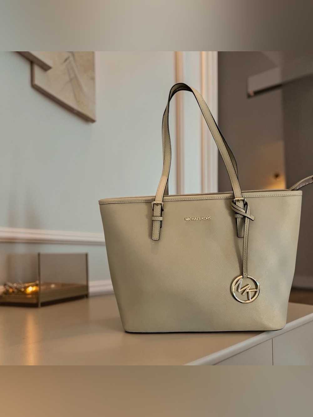 IN EXCELLENT CONDITION!MICHAEL KORS JET SET TRAVEL SAFFIANO LEATHER TOP-ZIP TOTE
